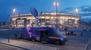 Übertragungswagen mit Satellitenschüssel neben einem Fußballstadion